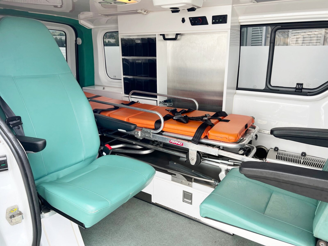 Ambulance Renault Trafik 2.0 dCi115 4x2 Trafik 2.0 dCi115 4x2, Krankentransporter: picture 11
