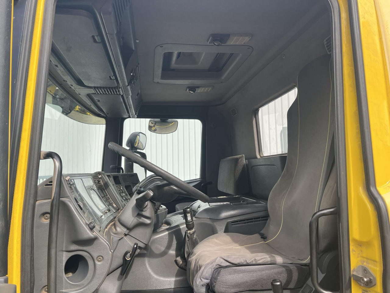 Interior photo 1: Lease a Scania 94G 260 GB 4x2 94G 260 GB 4x2, Meiller Scania 94G 260 GB 4x2 94G 260 GB 4x2, Meiller