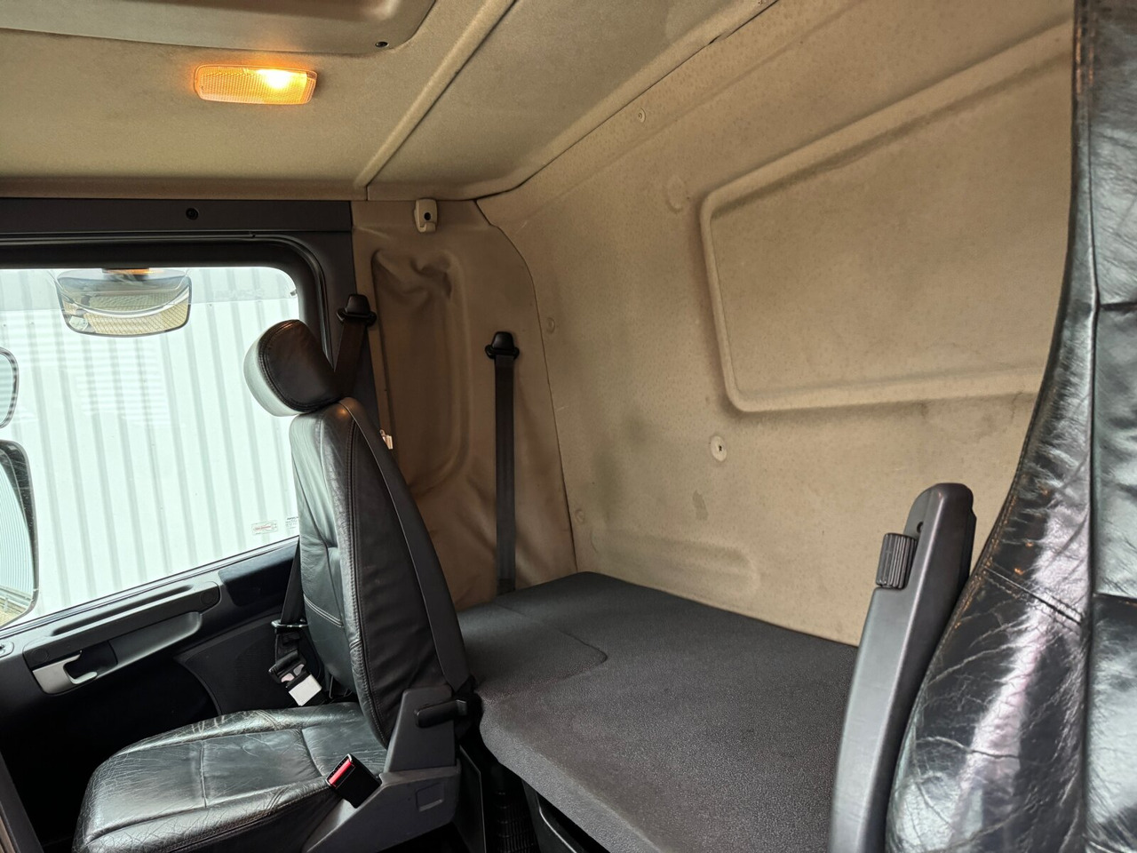 Scania R380 DB 4x2 MNA R380 DB 4x2 MNA, Platz für Heckkran, 2x AHK - Crane truck, Dropside/ Flatbed truck: picture 3 Scania R380 DB 4x2 MNA R380 DB 4x2 MNA, Platz für Heckkran, 2x AHK - Crane truck, Dropside/ Flatbed truck: picture 3