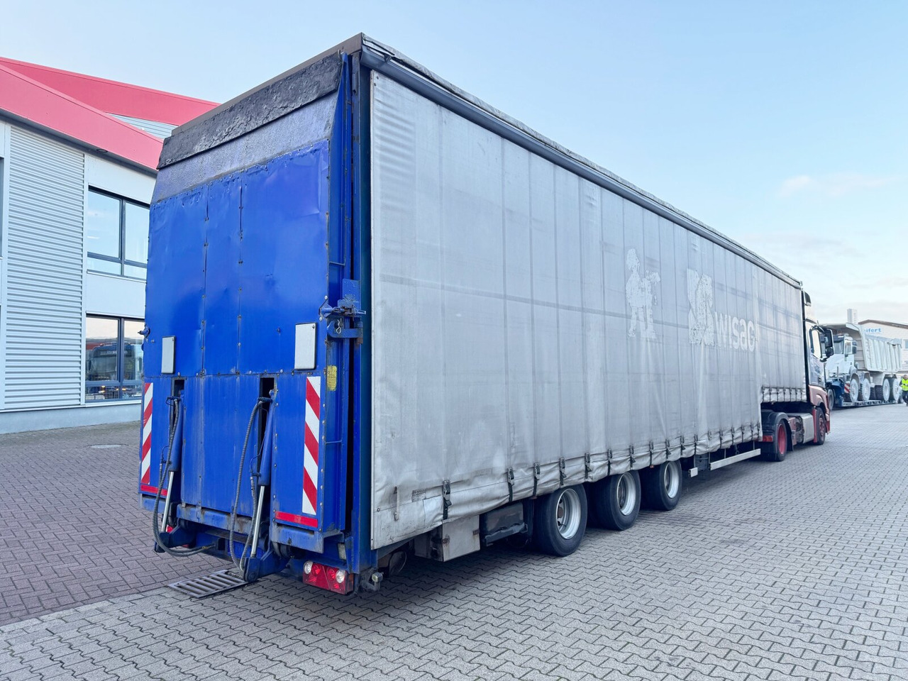 Renders NS4L32 NS4L32, Seilwinde, Edscha, hydr. Auffahrrampe - Semi-trailer: picture 1 Renders NS4L32 NS4L32, Seilwinde, Edscha, hydr. Auffahrrampe - Semi-trailer: picture 1