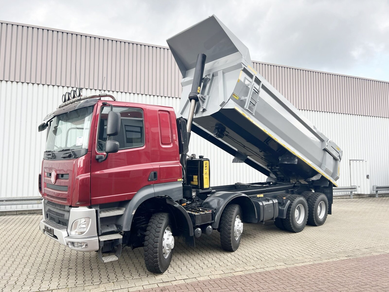 Tatra Phoenix 8x8 Phoenix 8x8, Stahlmulde ca. 22m³, hydr. Heckklappe - Dumper: picture 1 Tatra Phoenix 8x8 Phoenix 8x8, Stahlmulde ca. 22m³, hydr. Heckklappe - Dumper: picture 1