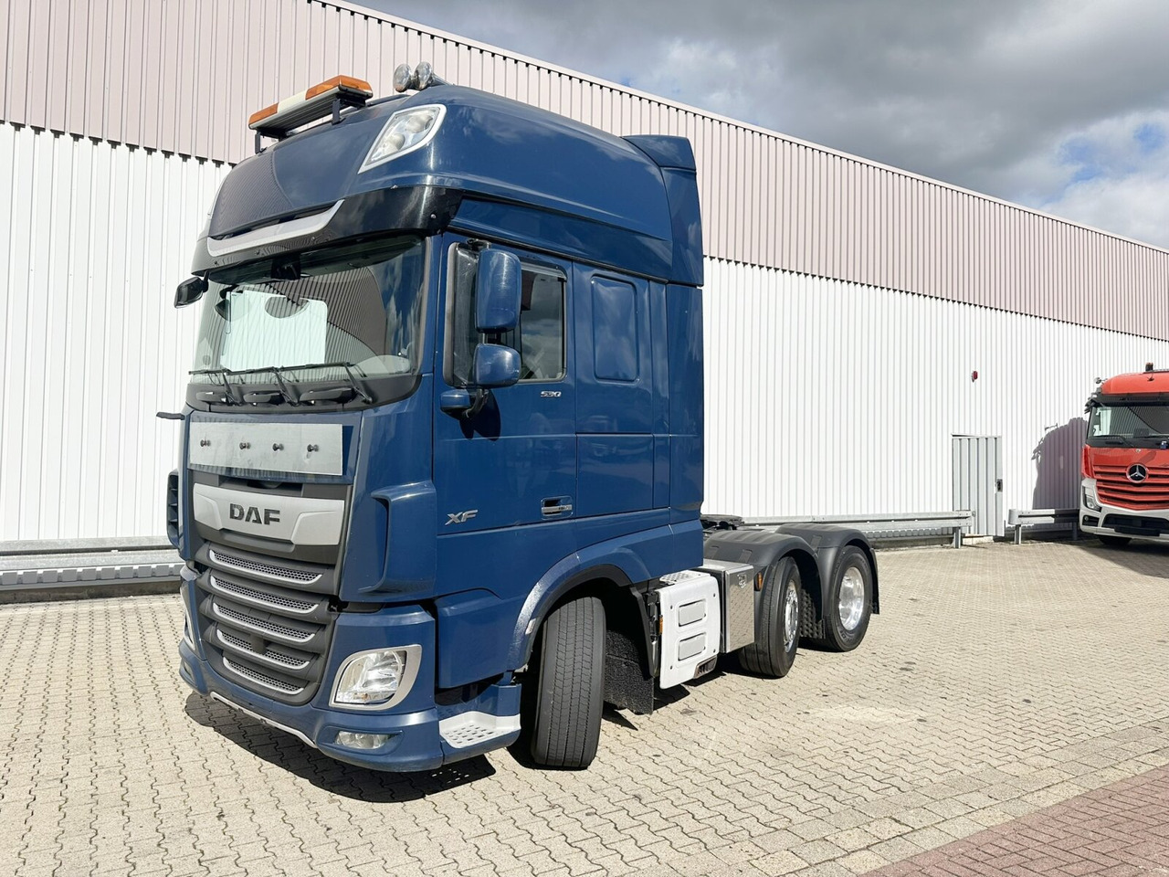 DAF XF 530 FT 6x2 XF 530 FT 6x2, Intarder, Navi, Spacecab, Vorlauflenk/lift, zGG 68t - Tractor unit: picture 1 DAF XF 530 FT 6x2 XF 530 FT 6x2, Intarder, Navi, Spacecab, Vorlauflenk/lift, zGG 68t - Tractor unit: picture 1