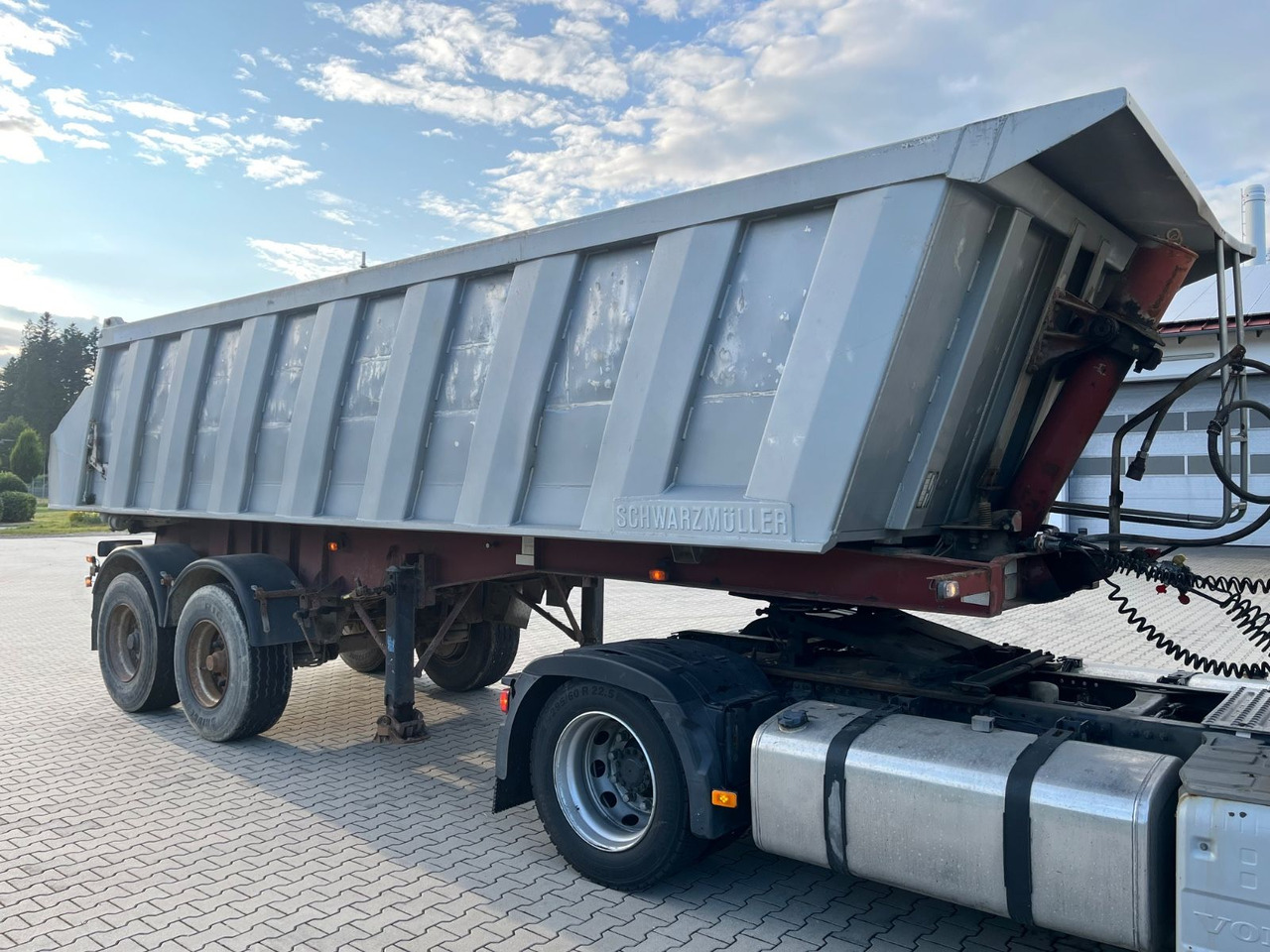 Schwarzmüller 2 Achs Alu Kippmulde Trommelbremse - Tipper semi-trailer: picture 1 Schwarzmüller 2 Achs Alu Kippmulde Trommelbremse - Tipper semi-trailer: picture 1