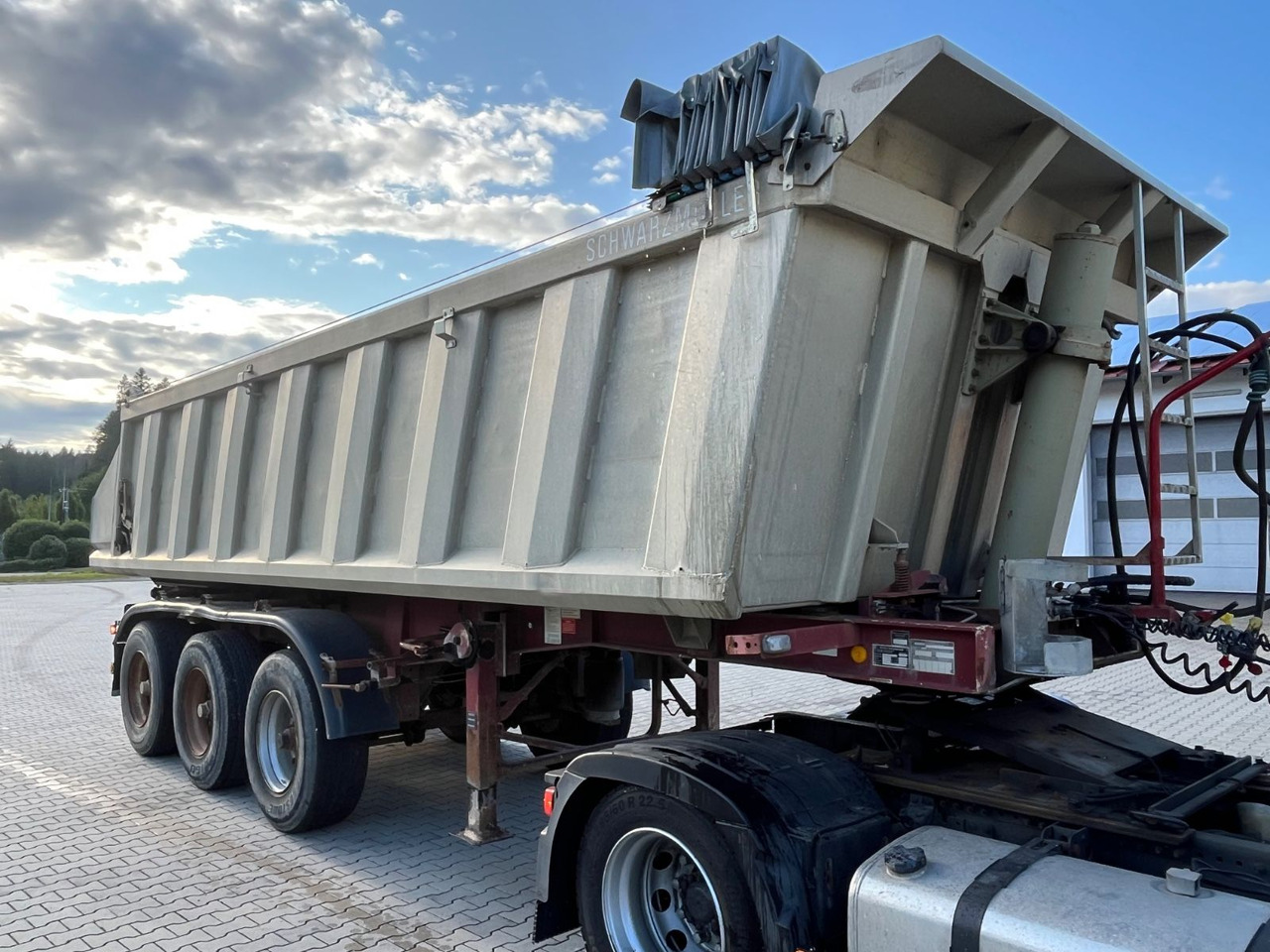 Schwarzmüller 3 Achs Alu Kippmulde Trommelbremse - Tipper semi-trailer: picture 1 Schwarzmüller 3 Achs Alu Kippmulde Trommelbremse - Tipper semi-trailer: picture 1
