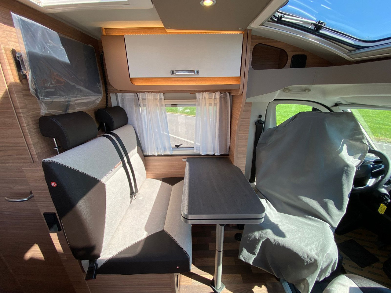 Semi-integrated motorhome Weinsberg CaraCompact 600 MEG EDITION [PEPPER]   Automatik: picture 15