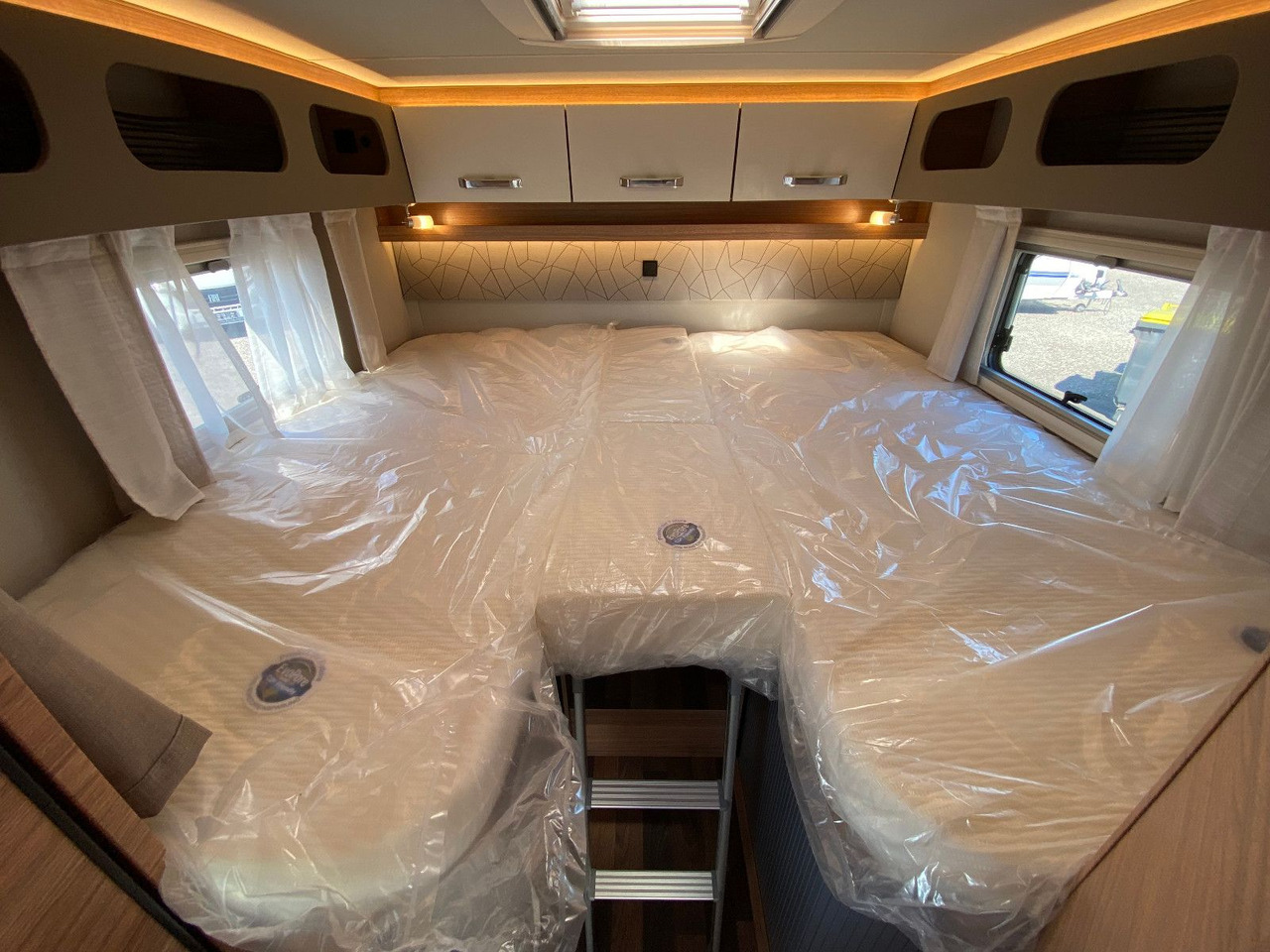 Semi-integrated motorhome Weinsberg CaraCompact 600 MEG EDITION [PEPPER]   Automatik: picture 10