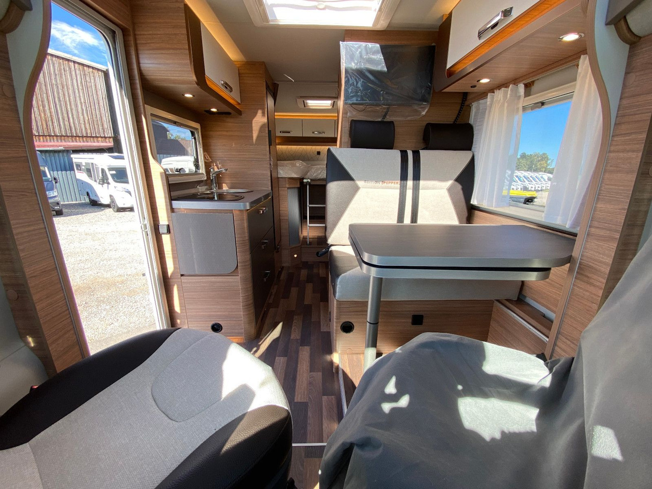 Semi-integrated motorhome Weinsberg CaraCompact 600 MEG EDITION [PEPPER]   Automatik: picture 13