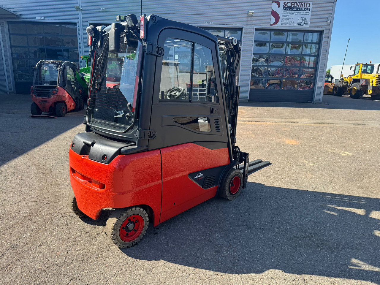 LINDE E20PHL-02 Elektro Triplex Kabine Heizung integriertes Ladegerät - Electric forklift: picture 3 LINDE E20PHL-02 Elektro Triplex Kabine Heizung integriertes Ladegerät - Electric forklift: picture 3