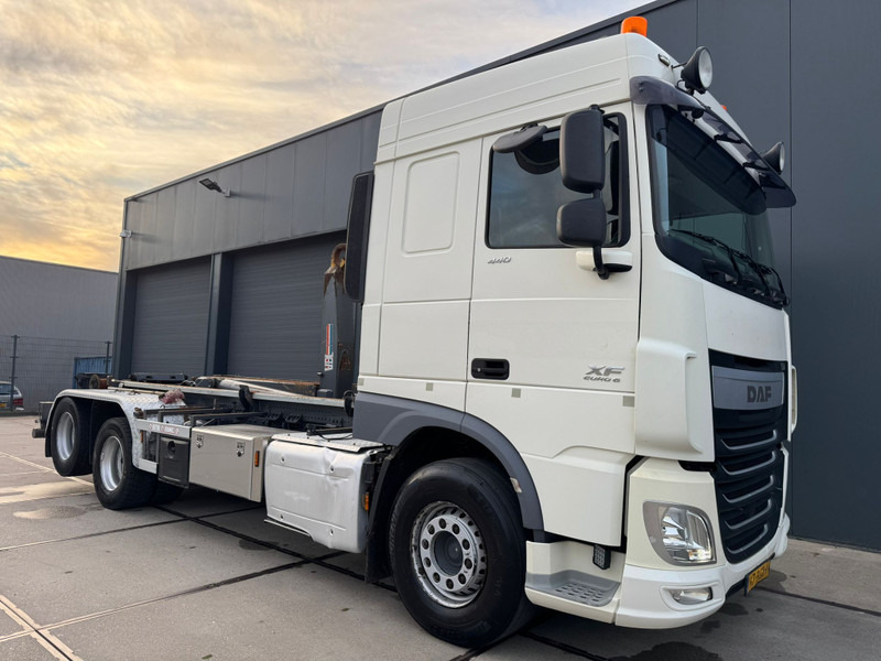 DAF XF 440 SC / 6X2 / VDL Hook / TUV: 6-2026 / NL truck - Hook lift truck: picture 2 DAF XF 440 SC / 6X2 / VDL Hook / TUV: 6-2026 / NL truck - Hook lift truck: picture 2