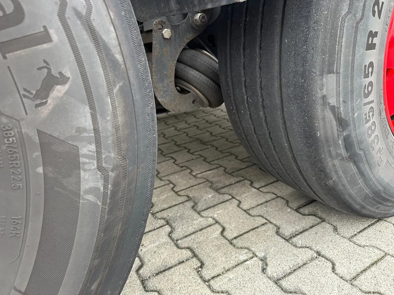 Container transporter/ Swap body semi-trailer Burg 20FT ADR (EX/II, EX/III, FL, AT) Chassis, Empty weight : 3.690kg, SAF INTRADISC, 2x Liftaxle, NL-chassis: picture 17 Container transporter/ Swap body semi-trailer Burg 20FT ADR (EX/II, EX/III, FL, AT) Chassis, Empty weight : 3.690kg, SAF INTRADISC, 2x Liftaxle, NL-chassis: picture 17