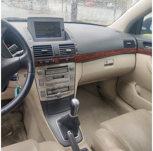 Car Toyota Avensis: picture 9