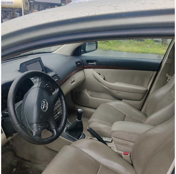 Car Toyota Avensis: picture 8
