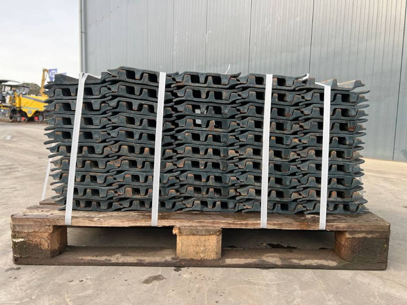 Hyundai R210 / R215 / R220 Shoes - Frame/ Chassis for Construction machinery: picture 4 Hyundai R210 / R215 / R220 Shoes - Frame/ Chassis for Construction machinery: picture 4