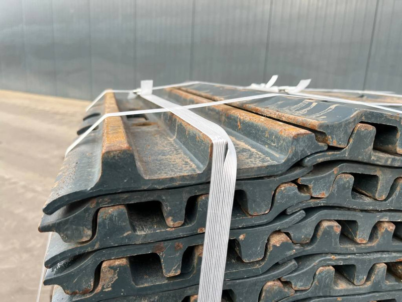 Hyundai R210 / R215 / R220 Shoes - Frame/ Chassis for Construction machinery: picture 3 Hyundai R210 / R215 / R220 Shoes - Frame/ Chassis for Construction machinery: picture 3