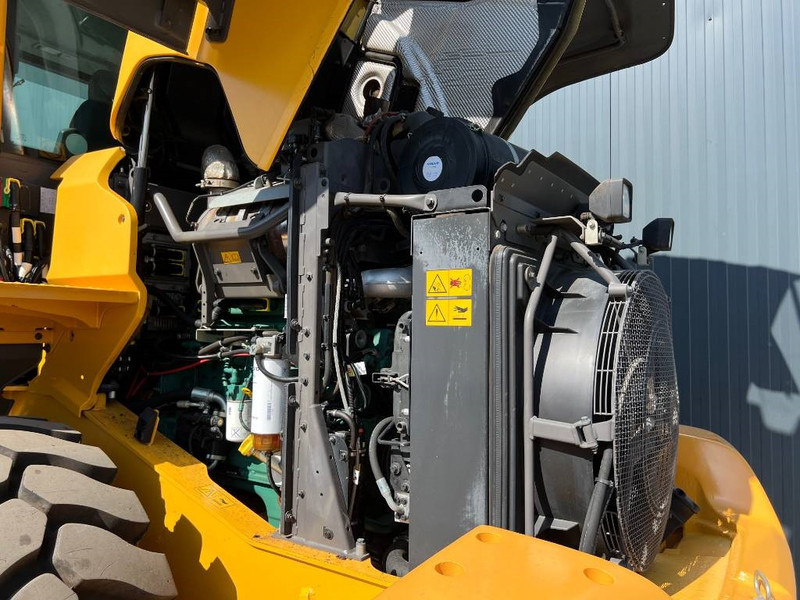 Wheel loader Volvo L90H: picture 16