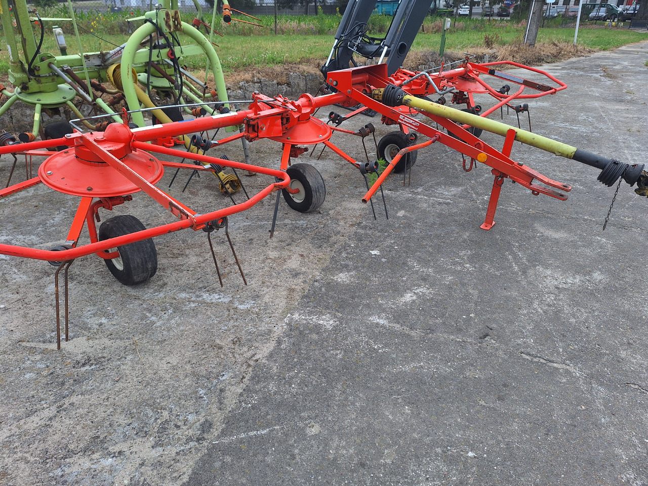 KUHN 5001T - Tedder/ Rake: picture 1 KUHN 5001T - Tedder/ Rake: picture 1