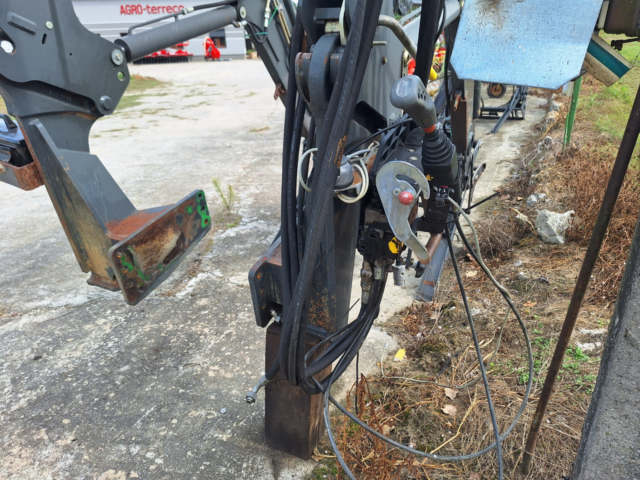 Manip MP85 - Front loader for tractor: picture 5 Manip MP85 - Front loader for tractor: picture 5