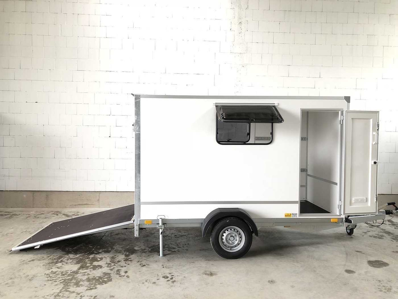 BLYSS F1330HD Rampe Tür 2 Fenster Kofferanhänger - Closed box trailer: picture 1 BLYSS F1330HD Rampe Tür 2 Fenster Kofferanhänger - Closed box trailer: picture 1