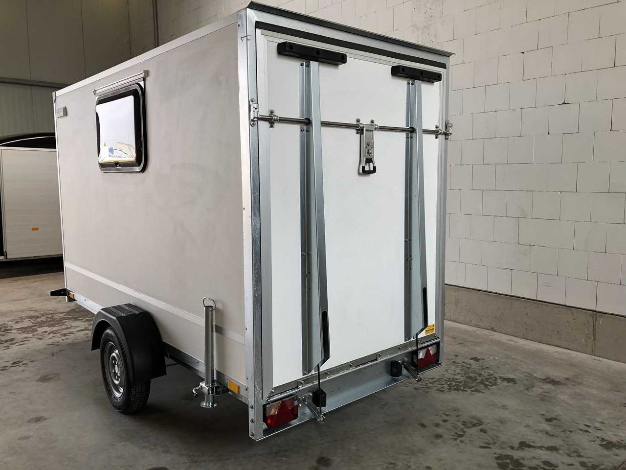 BLYSS F1330HD Rampe Tür 2 Fenster Kofferanhänger - Closed box trailer: picture 3 BLYSS F1330HD Rampe Tür 2 Fenster Kofferanhänger - Closed box trailer: picture 3