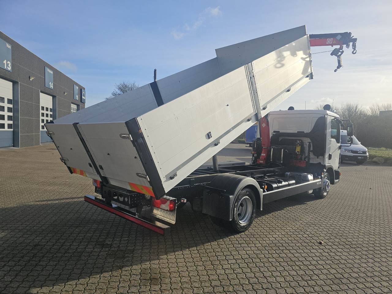 MAN TGL 10.220 - Tipper, Crane truck: picture 4 MAN TGL 10.220 - Tipper, Crane truck: picture 4