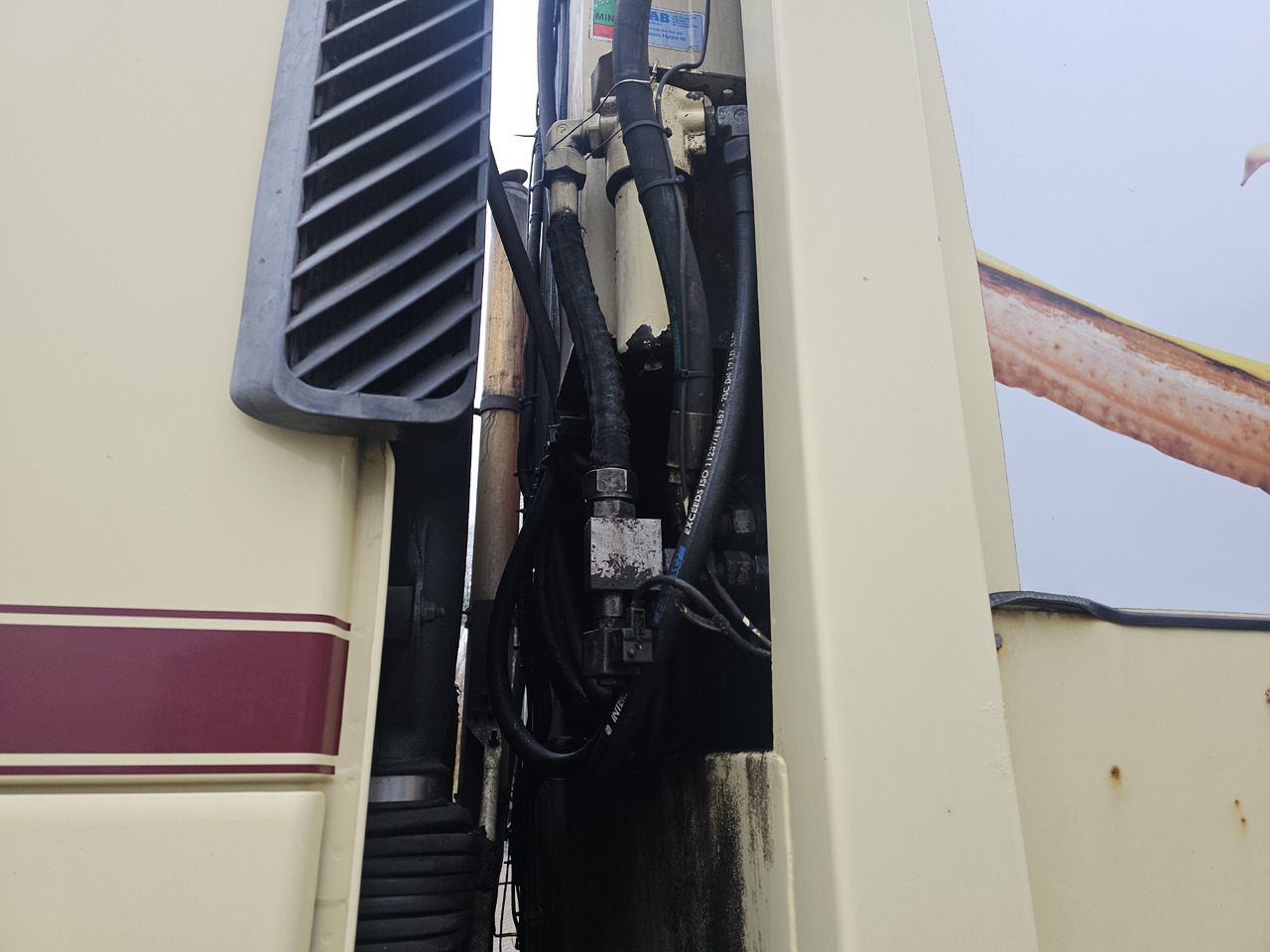 Garbage truck Volvo FM9 6x2: picture 14