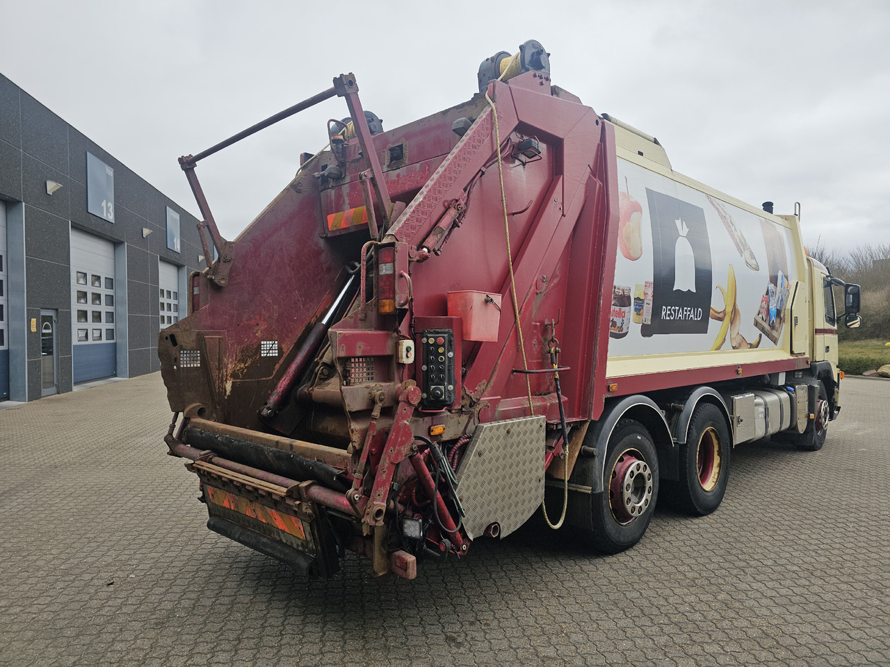 Garbage truck Volvo FM9 6x2: picture 7