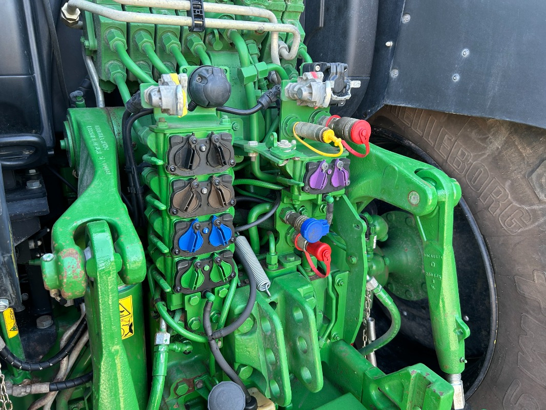 John Deere 6195R - Farm tractor: picture 3 John Deere 6195R - Farm tractor: picture 3