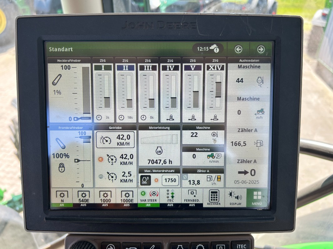 John Deere 6215R - Farm tractor: picture 5 John Deere 6215R - Farm tractor: picture 5