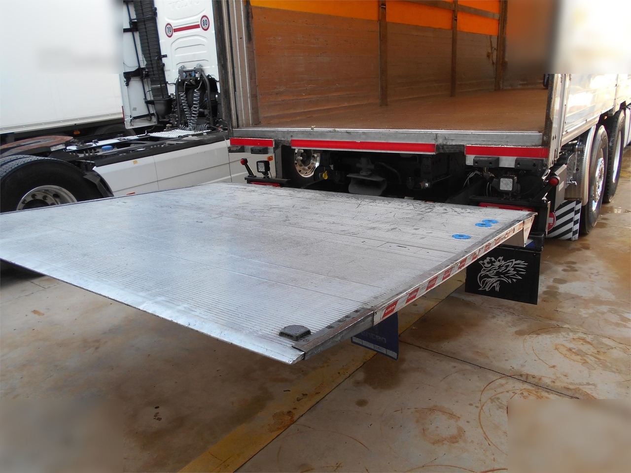 Curtainsider truck SCANIA R620: picture 10