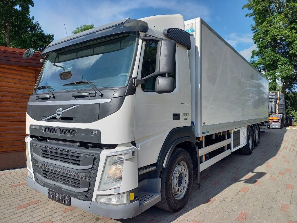 Refrigerator truck Volvo FM 330, 6x2, CARRIER SUPRA 950 U: picture 7
