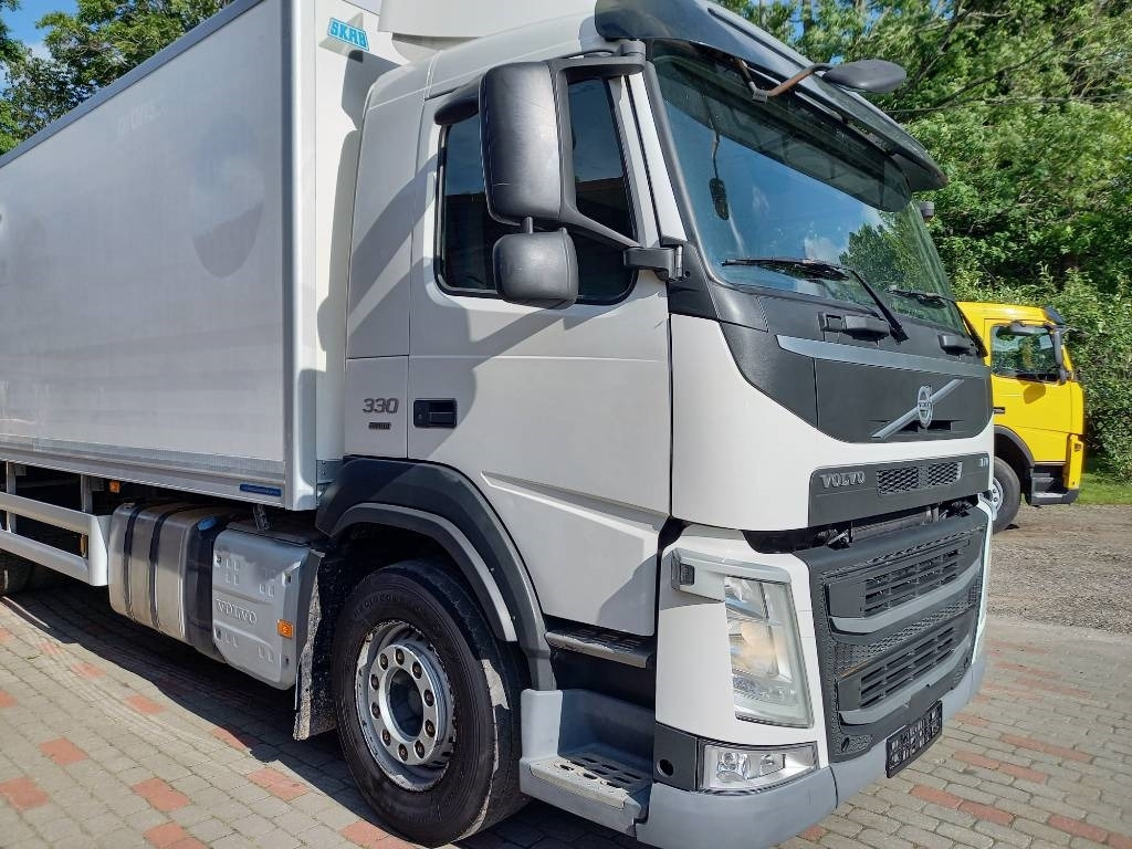 Refrigerator truck Volvo FM 330, 6x2, CARRIER SUPRA 950 U: picture 10