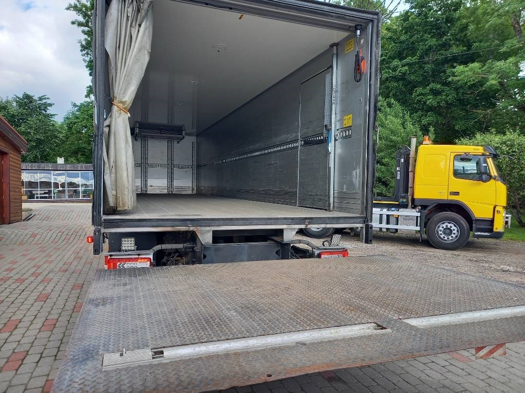 Refrigerator truck Volvo FM 330, 6x2, CARRIER SUPRA 950 U: picture 30