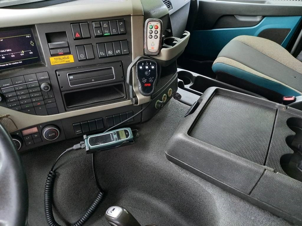 Refrigerator truck Volvo FM 330, 6x2, CARRIER SUPRA 950 U: picture 44