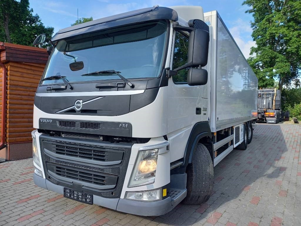 Refrigerator truck Volvo FM 330, 6x2, CARRIER SUPRA 950 U: picture 6