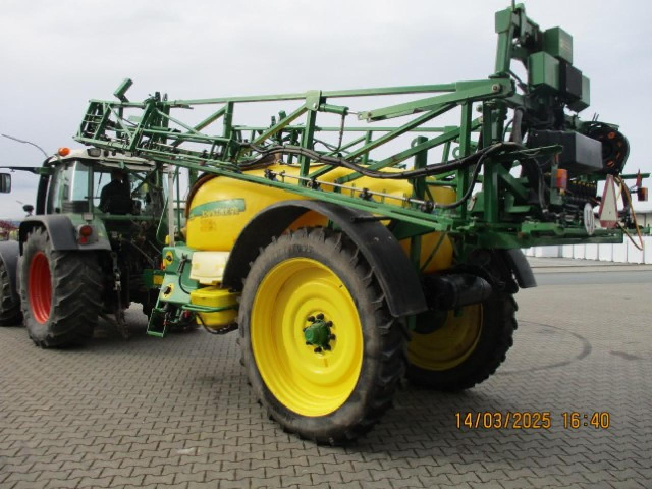 John Deere 732I - Trailed sprayer: picture 3 John Deere 732I - Trailed sprayer: picture 3