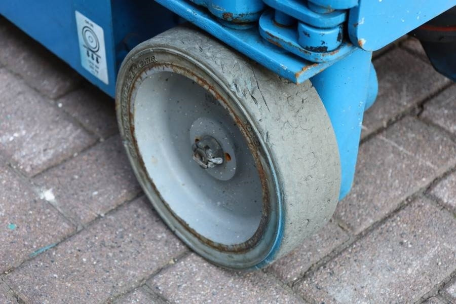 Genie GR20 Electric, 8m Working Height, Non Marking Tyre - Articulated boom: picture 4 Genie GR20 Electric, 8m Working Height, Non Marking Tyre - Articulated boom: picture 4