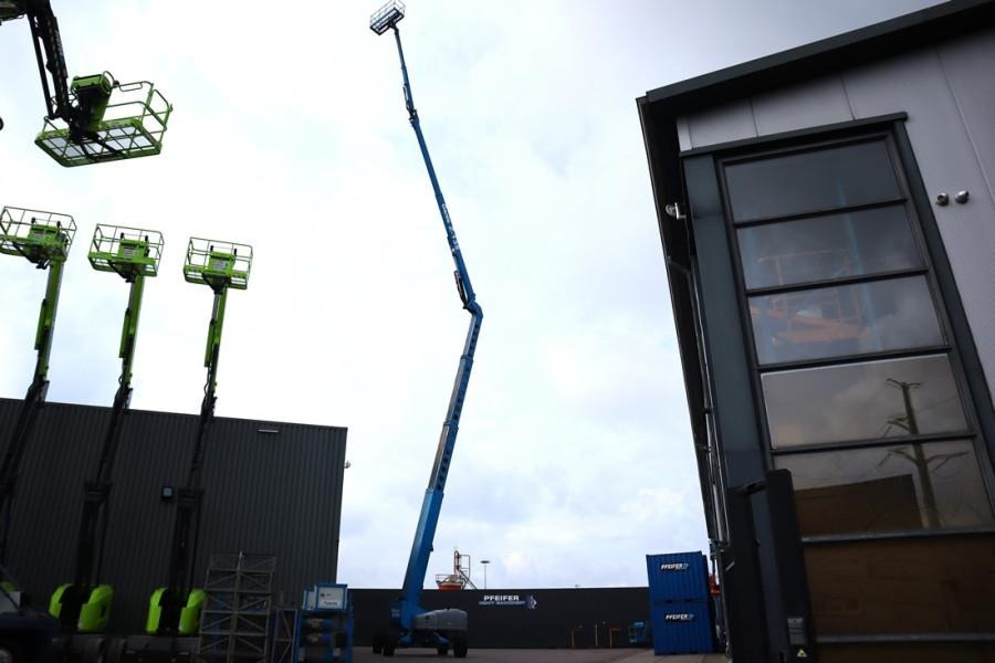 Genie Z135/70 Diesel, 4x4x4 Drive, 43m Lifting Height, 2 - Articulated boom: picture 3 Genie Z135/70 Diesel, 4x4x4 Drive, 43m Lifting Height, 2 - Articulated boom: picture 3