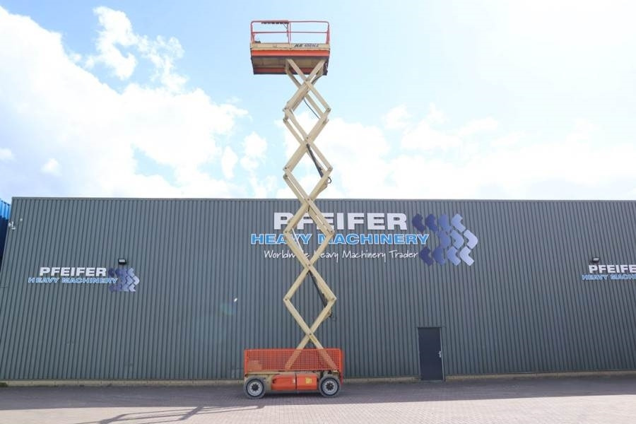 JLG M4069 Hybrid, 14.2m Working Height, 360kg Capacity  - Scissor lift: picture 3 JLG M4069 Hybrid, 14.2m Working Height, 360kg Capacity  - Scissor lift: picture 3