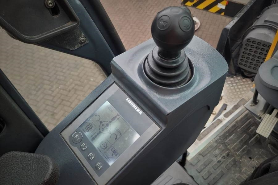 All terrain crane Liebherr LTM1070-4.2 Dutch Vehicle Registration, Valid Insp: picture 18