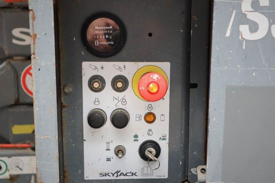 SkyJack SJ6832 Diesel, 4x4 Drive, 11.6m Working Height, 45 - Scissor lift: picture 3 SkyJack SJ6832 Diesel, 4x4 Drive, 11.6m Working Height, 45 - Scissor lift: picture 3