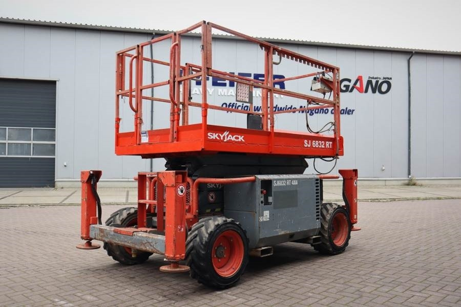 SkyJack SJ6832 Diesel, 4x4 Drive, 11.6m Working Height, 45 - Scissor lift: picture 2 SkyJack SJ6832 Diesel, 4x4 Drive, 11.6m Working Height, 45 - Scissor lift: picture 2