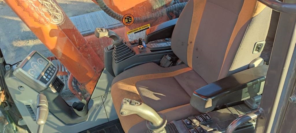 Crawler excavator Doosan 225 LC: picture 6
