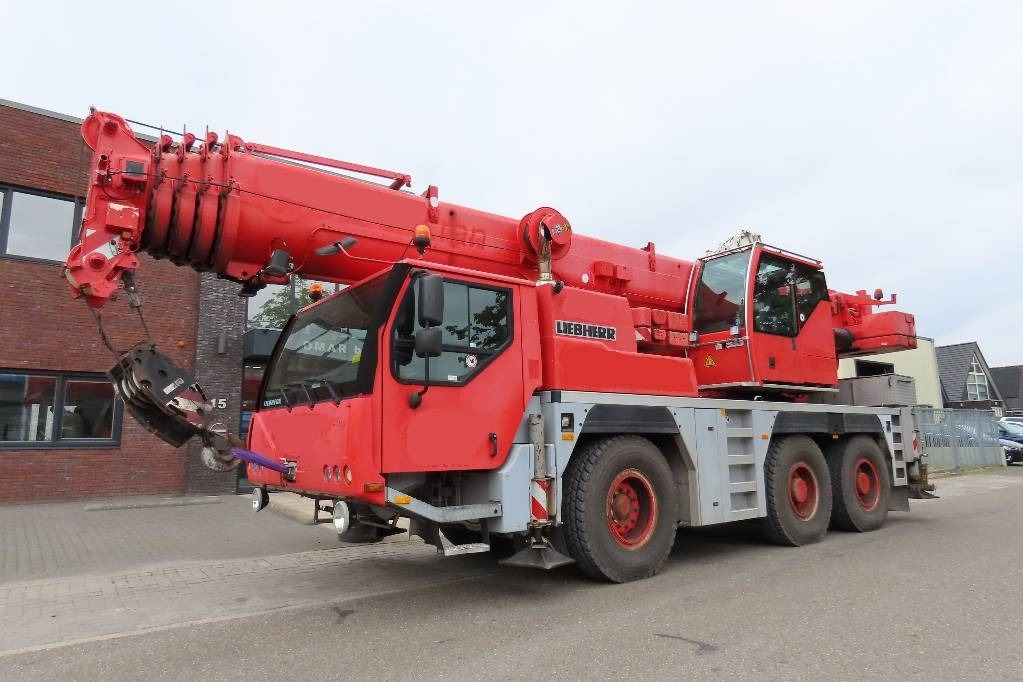 Liebherr LTM 1055-3.2 - All terrain crane: picture 1 Liebherr LTM 1055-3.2 - All terrain crane: picture 1
