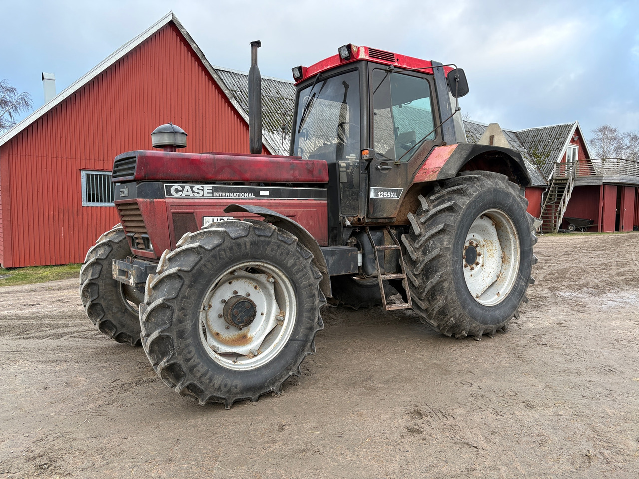 Case International 1255XL - Farm tractor: picture 1 Case International 1255XL - Farm tractor: picture 1