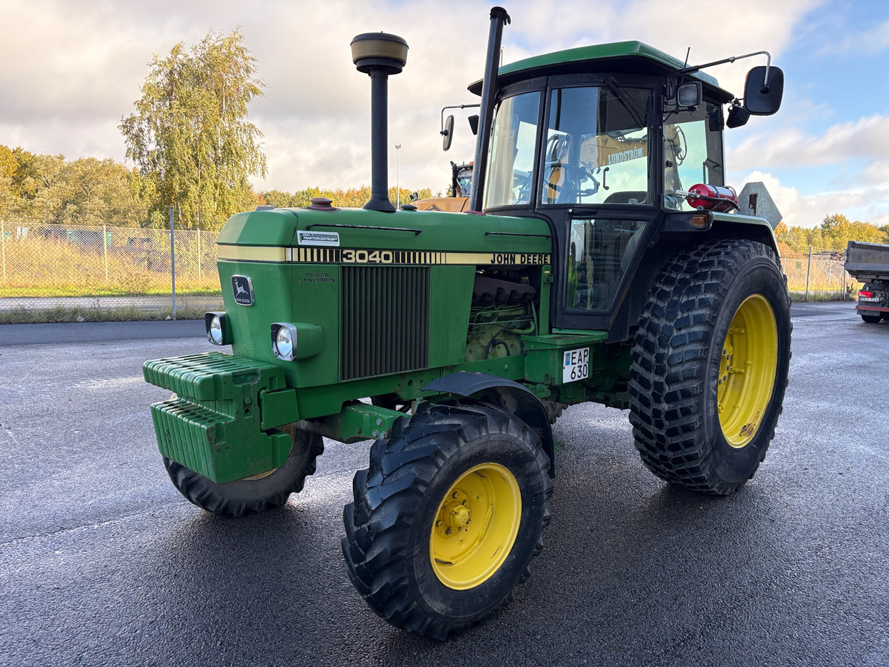 John Deere 3040 - Farm tractor: picture 1 John Deere 3040 - Farm tractor: picture 1