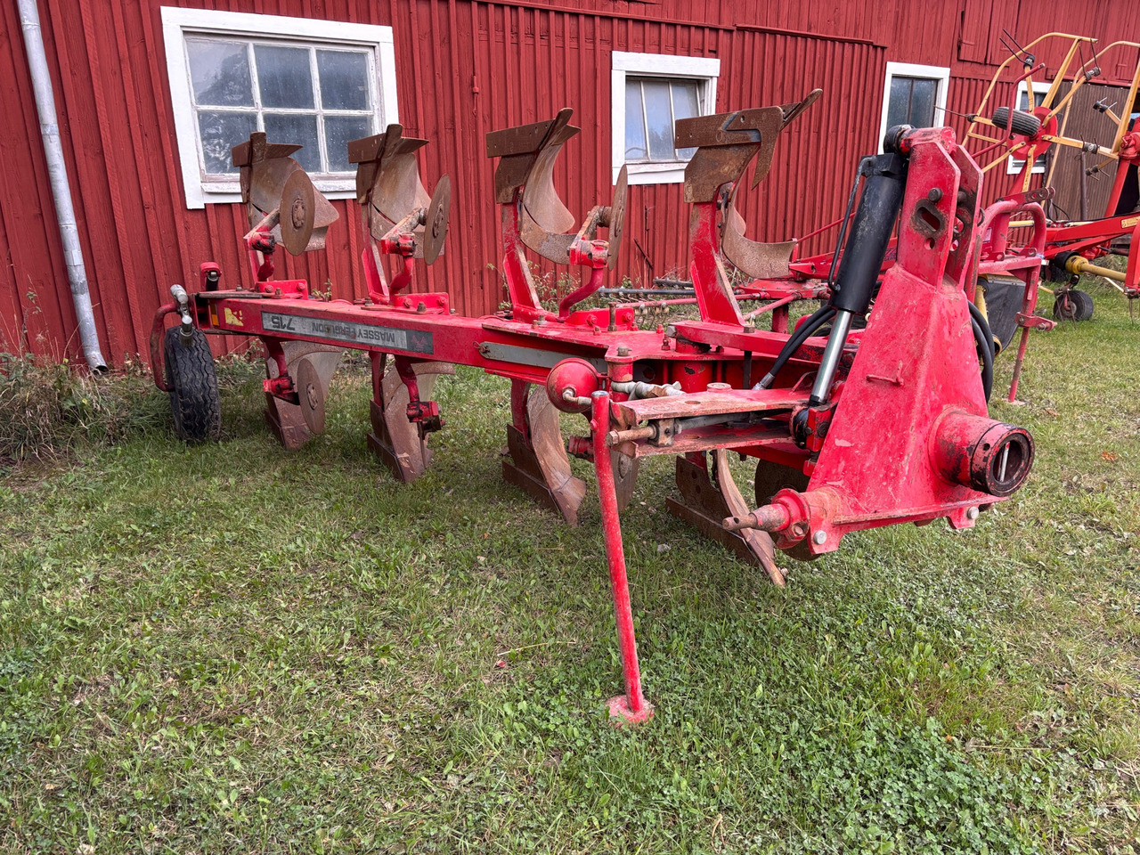 Massey Ferguson 715-4AX - Plow: picture 1 Massey Ferguson 715-4AX - Plow: picture 1