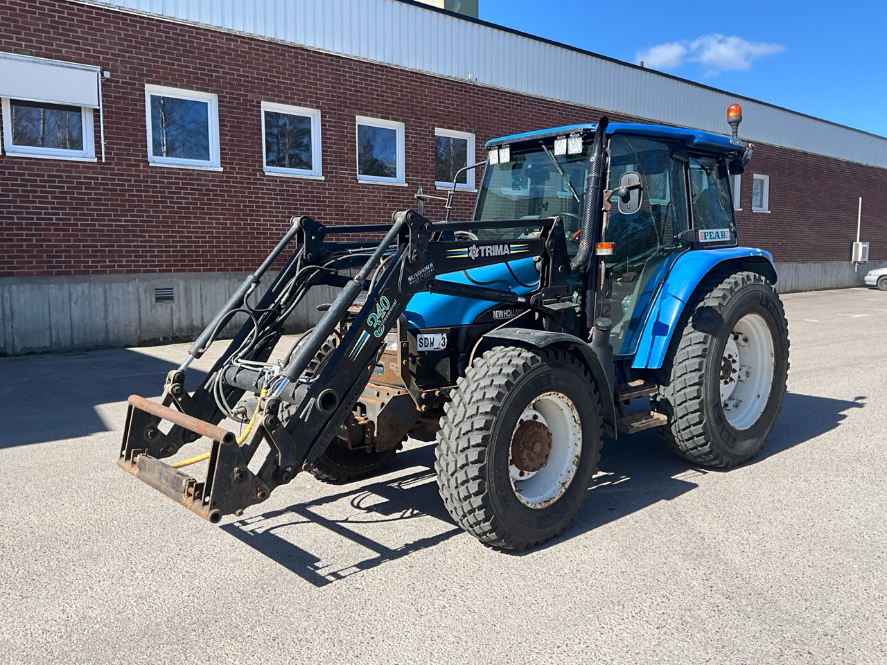 New Holland TL90 - Farm tractor: picture 1 New Holland TL90 - Farm tractor: picture 1