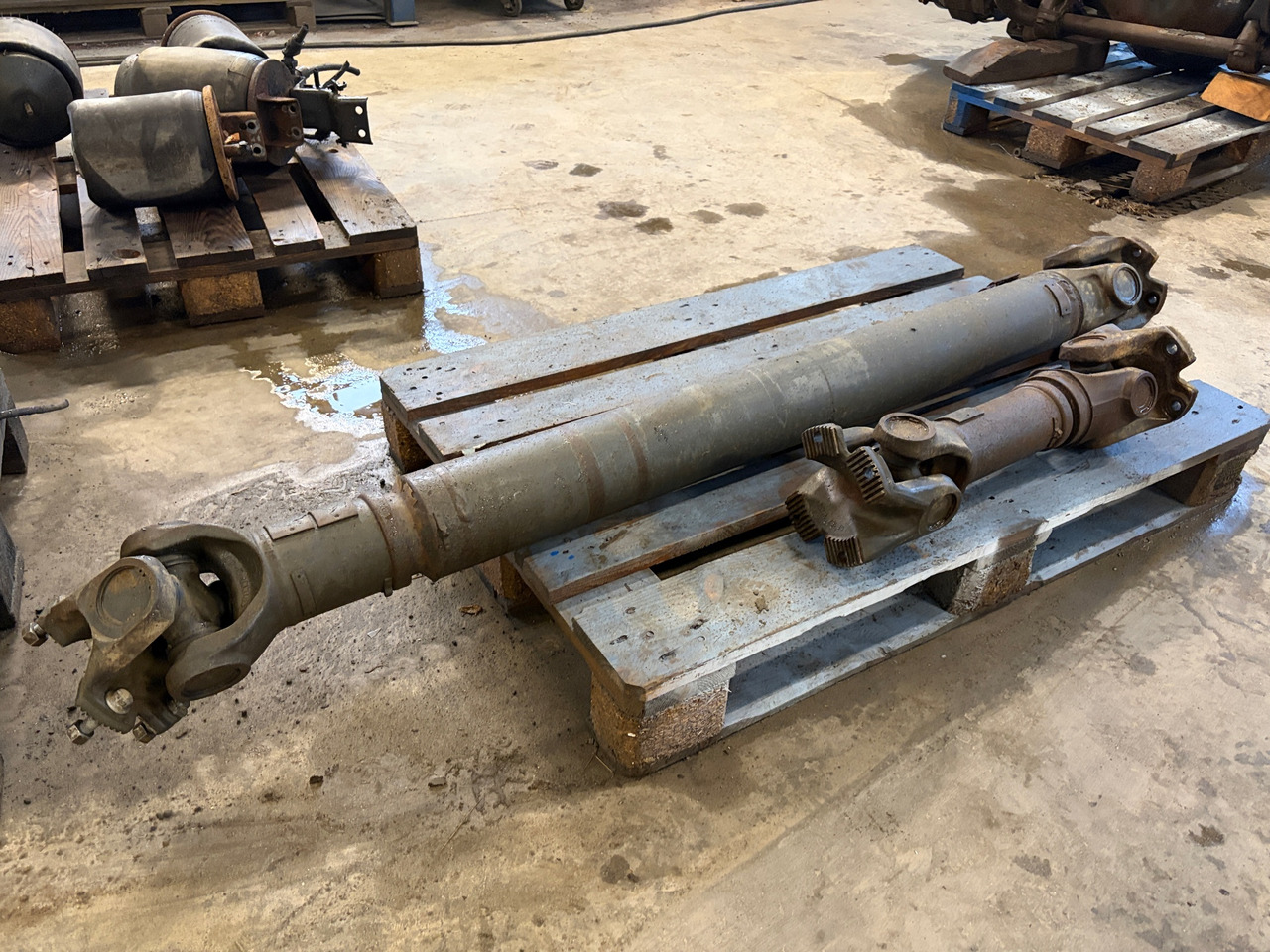 Volvo FH16 580 Tridem - Front axle for Truck: picture 1 Volvo FH16 580 Tridem - Front axle for Truck: picture 1