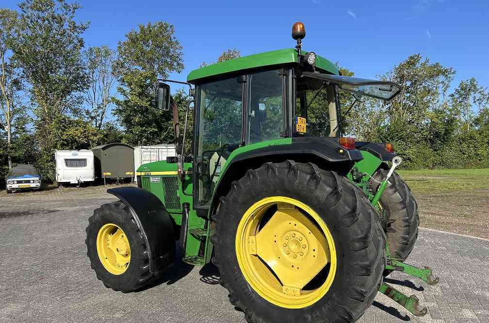John Deere 6210 - Farm tractor: picture 2 John Deere 6210 - Farm tractor: picture 2