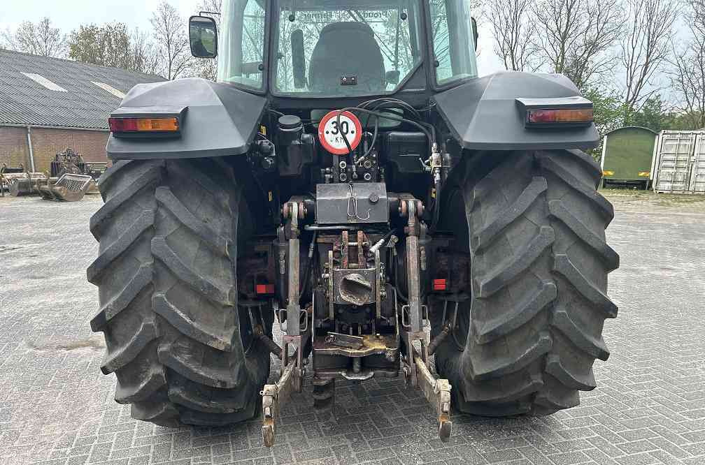 Massey Ferguson 8110 dynashift - Farm tractor: picture 3 Massey Ferguson 8110 dynashift - Farm tractor: picture 3